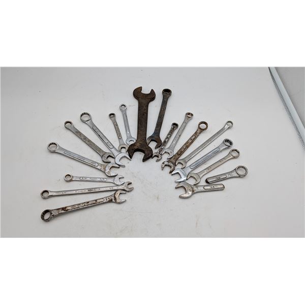 assorted collection of wrenches and hands tools (ca33)