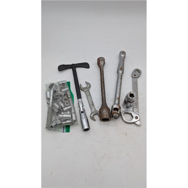 assorted collection of wrenches and sockets (ca33)