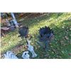 Image 2 : 9pcs Yard Décor: Flowers, Roosters, Lantern 
