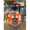 Image 5 : Toyota 8HBW23 Electric Pallet Jack â€“ 4,500 lb Capacity, Model 8HBW23, Working Co