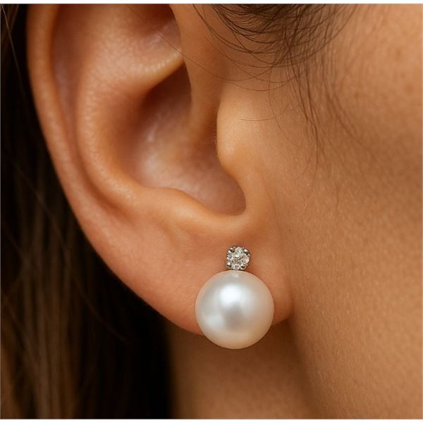 $240, 14K PEARL, LAB DIAMOND (0.03ct) EARRING , appraised/retail value $240