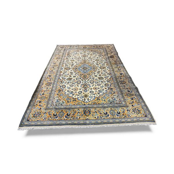 Kashan Fluff, one of the famous rugs in Iran, Beautfiul Cream Colouring 100% Authentic Hand Knotted 