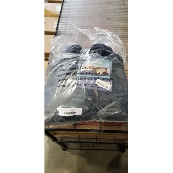 NEW 80 X 90 INCH WATERPROOF REVERSIBLE BLANKET