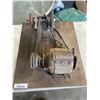 Image 1 : TABLE TOP GRINDER - WORKING
