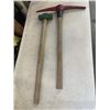 Image 1 : 8LB SLEDGE HAMMER AND PICK AXE
