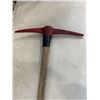 Image 2 : 8LB SLEDGE HAMMER AND PICK AXE