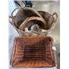 Image 1 : DECORATIVE BASKETS AND DECOR ITEMS