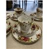 Image 2 : COLLECTION OF ROYAL ALBERT OLD COUNTRY ROSE CHINA