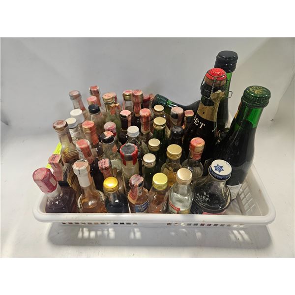 BOX VINTAGE LIQUOR BOTTLES - SOME ARE EMPTY