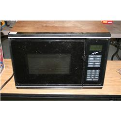 MAGIC CHEF MICRO WAVE