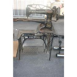 VINTAGE SINGER SEWING MACHINE