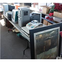 Table lot of miscellaneous electronic items