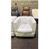 Image 3 : PAIR OF NATUZZI WHITE LEATHER ARMCHAIRS
