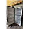 Image 2 : GALANZ GLF16US2E23 STAINLESS STEEL 28 1/2"W REFRIGERATOR/FREEZER *HANDLE NEEDS REPAIR*