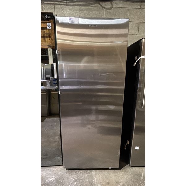 GALANZ STAINLESS STEEL 28 1/2"W REFRIGERATOR/FREEZER *HANDLE NEEDS REPAIR*