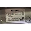 Image 4 : MIELE W4842 WHITE 27"W FRONT ENTRY CLOTHES WASHER *FRONT PLATE HAS A MINOR CHIP/CRACK*