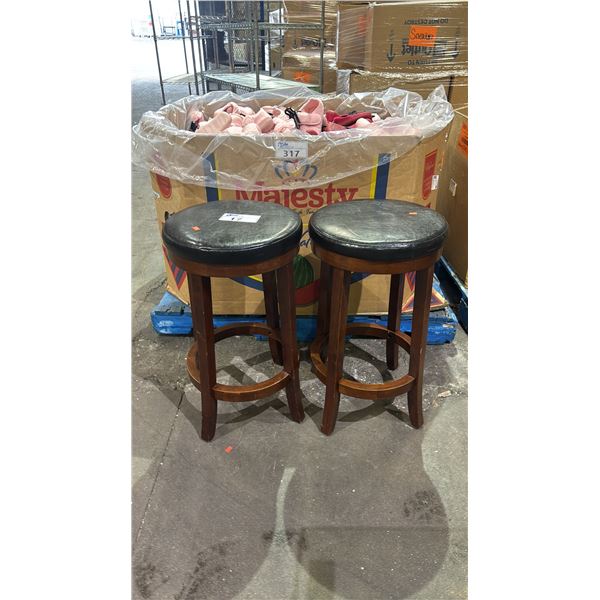 PAIR OF DARK WOODEN 25"H BARSTOOLS