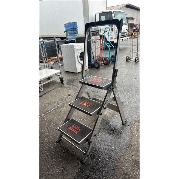 LITTLE GIANT 3 STEP SAFETY STEP WITH A MAX CAPACITY OF 300 LBS