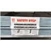 Image 3 : LITTLE GIANT 3 STEP SAFETY STEP WITH A MAX CAPACITY OF 300 LBS