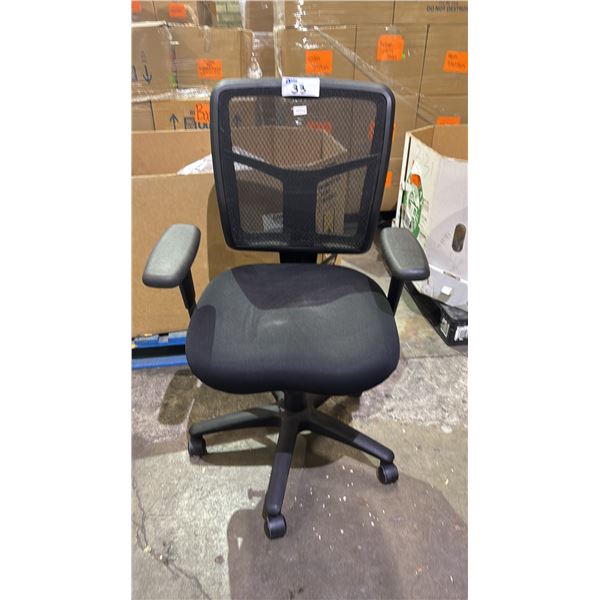 BLACK MESH BACK OFFICE CHAIR