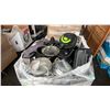 Image 3 : PALLET OF ASSORTED COOKWARE, LUGGAGE, VACUUMS & MORE *WORKING CONDITION UNKNOWN/MAY BE MISSING
