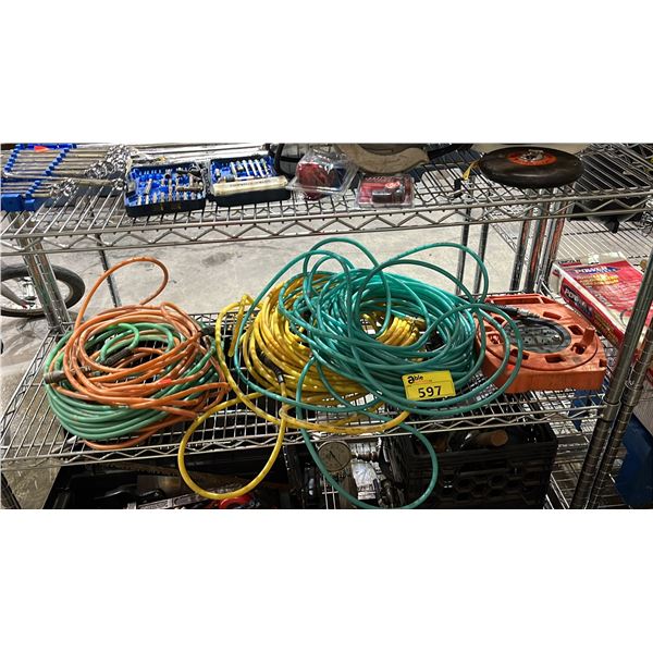 SHELF OF PNEUMATIC HOSES & A EXTENSION CORD REEL
