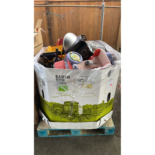 PALLET OF SMALL APPLIANCES, CHILDRENS TOYS, HEATERS, COAT HANGERS, INFLATBLE SNOWMAN & MORE *MUST