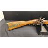 Image 2 : SAFARI-ARMS KENTUCKY 220A FLINTLOCK RIFLE 914MM .45 CAL 1 SHOT CAPACITY - S/N: 33159