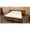 Image 5 : MID CENTURY MODERN TEAK QUEEN SIZE PLATFORM BED FRAME WITH FLOATING NIGHT STANDS & 2 PULL-OUT