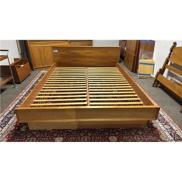MID CENTURY DANISH MODERN TEAK QUEEN SIZE PLATFORM BED