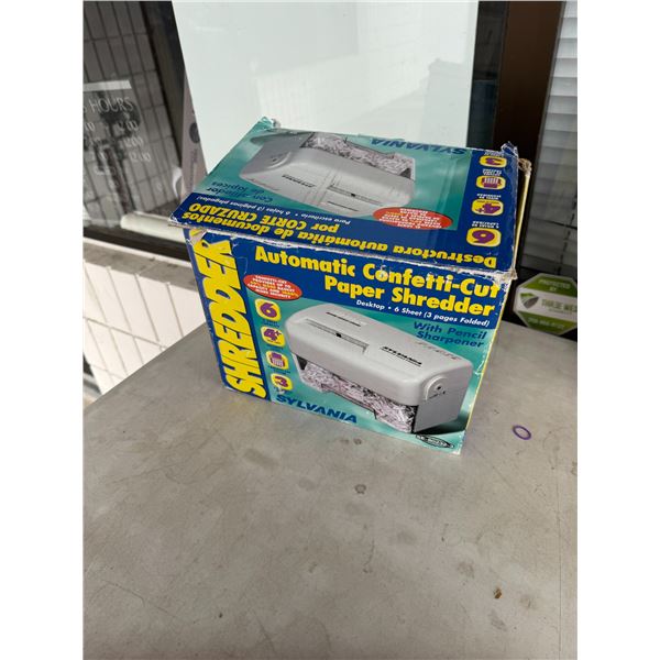 Automatic confetti, cut paper shredder