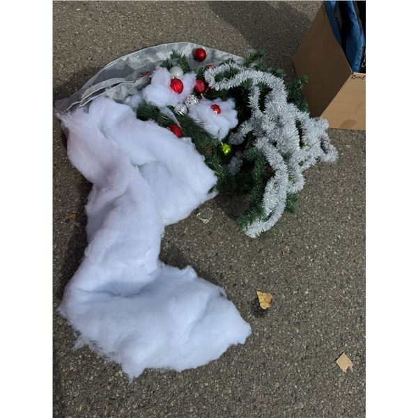 Christmas decor tree skirt, Garland, and fluff