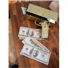 Image 1 : Money gun