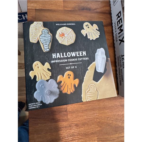 Williams Sonoma Halloween impression, cookie cutters