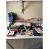 Image 1 : Present Wrapping Supplies