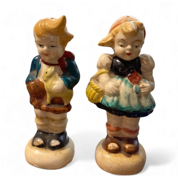 Set of 2 vintage salt pepper shakers - 4 1/2in tall
