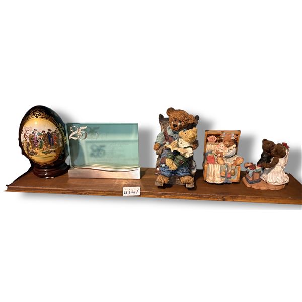 Group of assorted decorative items