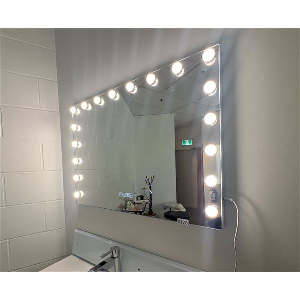 Fenchilin LED wall mirror with Bluetooth and assorted light settings - approx. 4ft x 3ft (bidder res