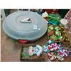 Image 1 : Wreath w/Bin, Holiday Ornaments/Décor