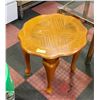 Image 1 : LACQUERED TOP PINE TABLE H-21"