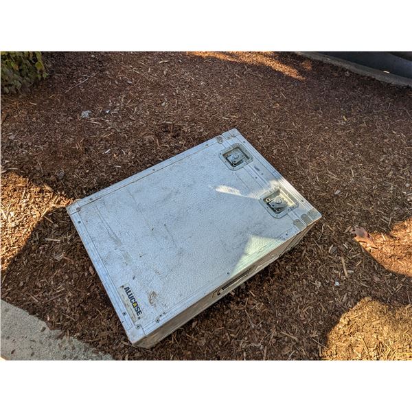 ALUMINUM STORAGE CASE 26" X 18" X 20"