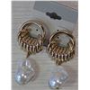 Image 1 : BAROQUE PEARL 2" LONG PIERCED EARRINGS