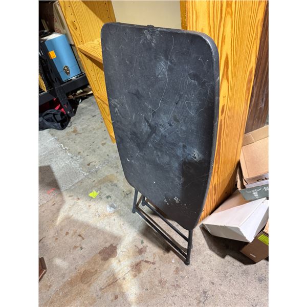 Folding table