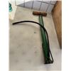 Image 1 : Vintage car wheel pump