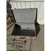 Image 2 : Vintage plaid suitcase