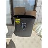 Image 1 : 2 waste baskets