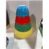 Image 2 : Pyrex nesting bowls