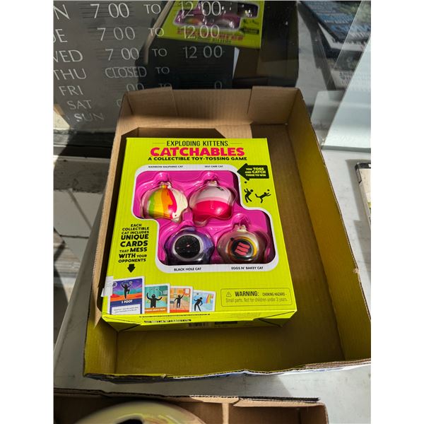 Catchable collectible toy, tossing game