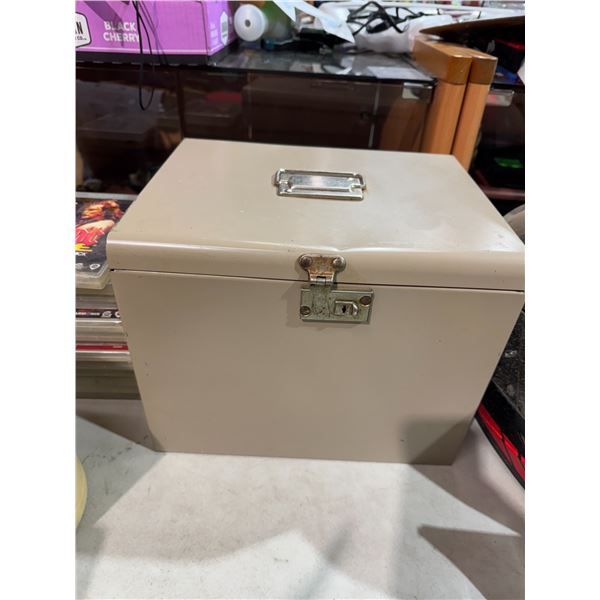 Comer filing container