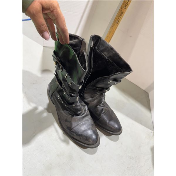 Boots size 9.5